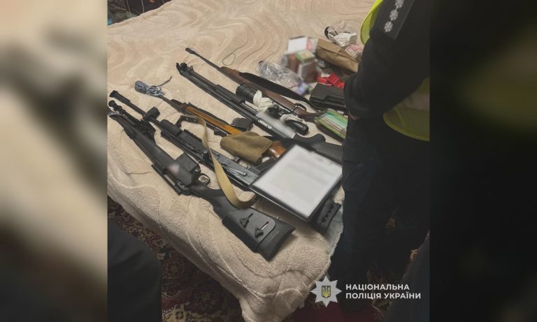 Арсенал оружия хранил в квартире харьковчанин: что нашли при обыске (фото)