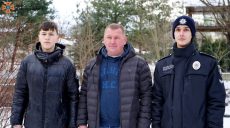 Дети провалились под лед: курсант харьковского вуза помог их спасти (видео)