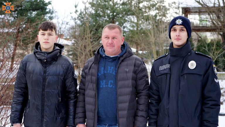 Дети провалились под лед: курсант харьковского вуза помог их спасти (видео)