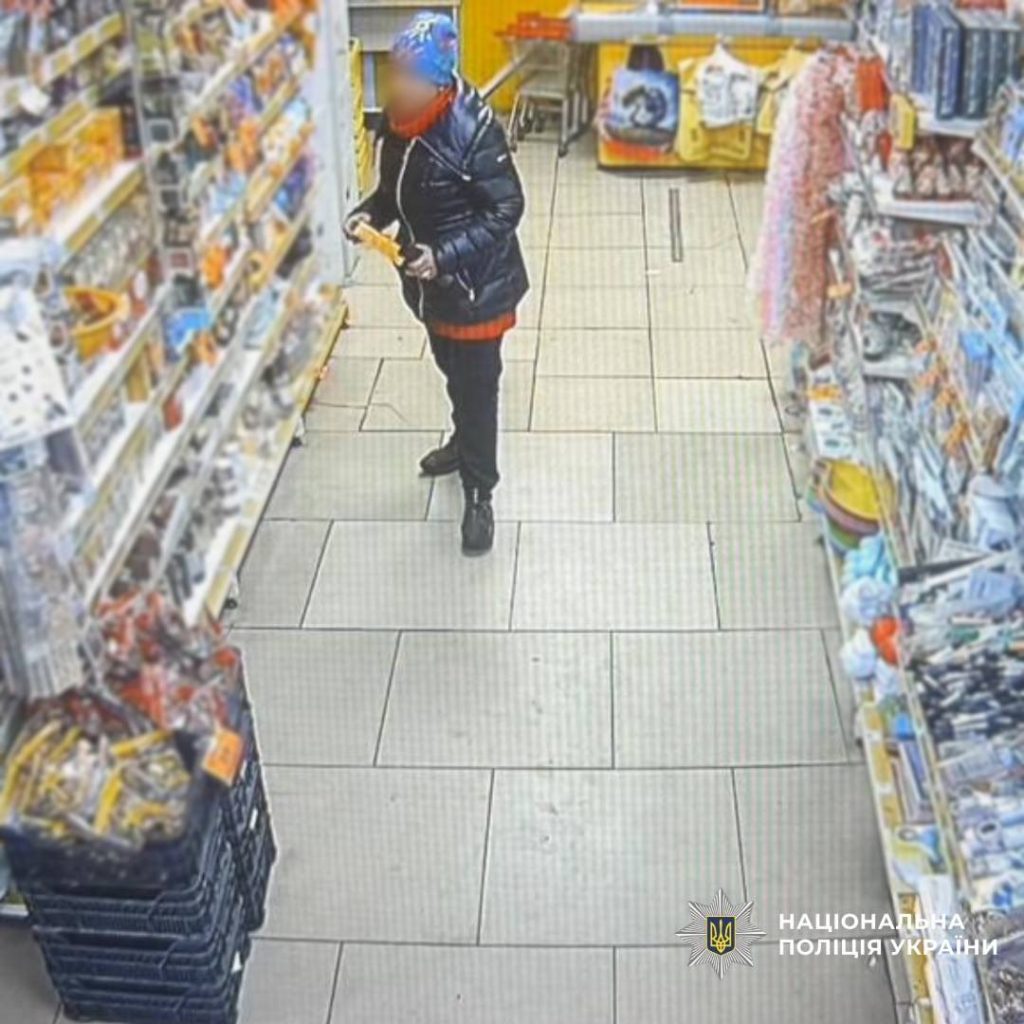 Украла товары в магазине на Чугуевщине