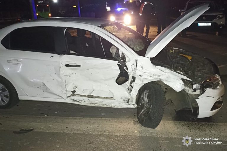 Мчав на “червоний”: у Харкові у ДТП постраждали двоє чоловіків