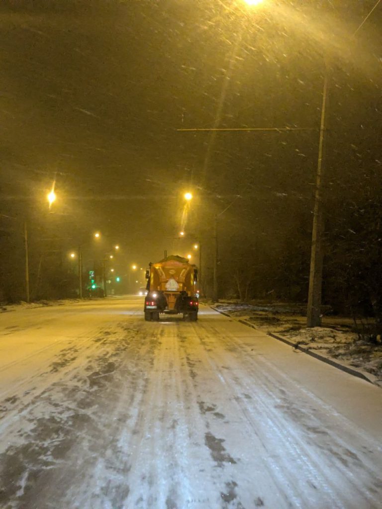 Убирают снег в Харьков