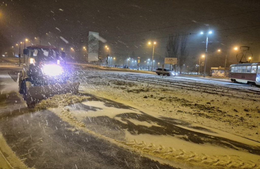 Убирают снег в Харьков