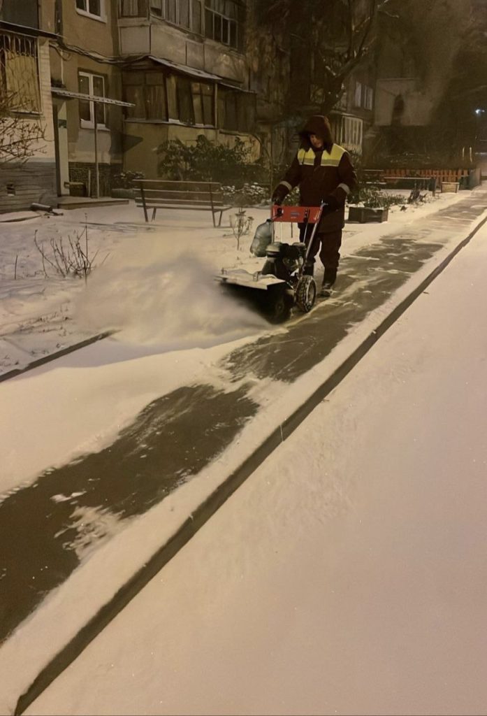 Убирают снег в Харьков