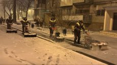 Почти две тысячи коммунальщиков борются в Харькове со снегом (фото)