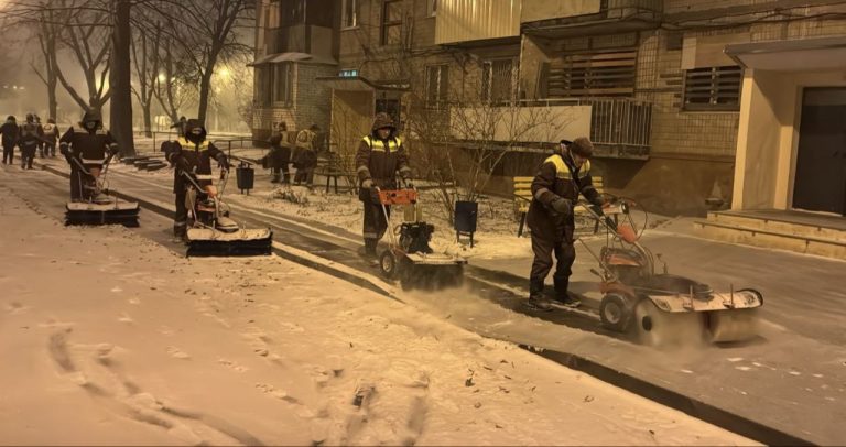 Почти две тысячи коммунальщиков борются в Харькове со снегом (фото)