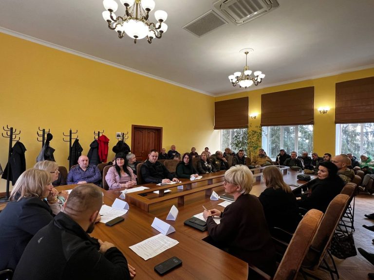 Ветеранів та їхні родини збирали в одній з громад Харківщини: навіщо