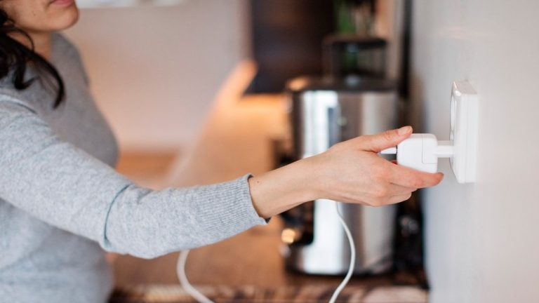 Как включать технику после отключений, чтобы не сжечь: советы харьковчанам