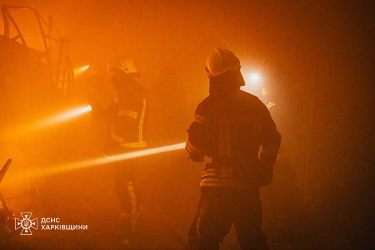 Пожар на территории предприятия в Харькове тушили 45 спасателей (фото)