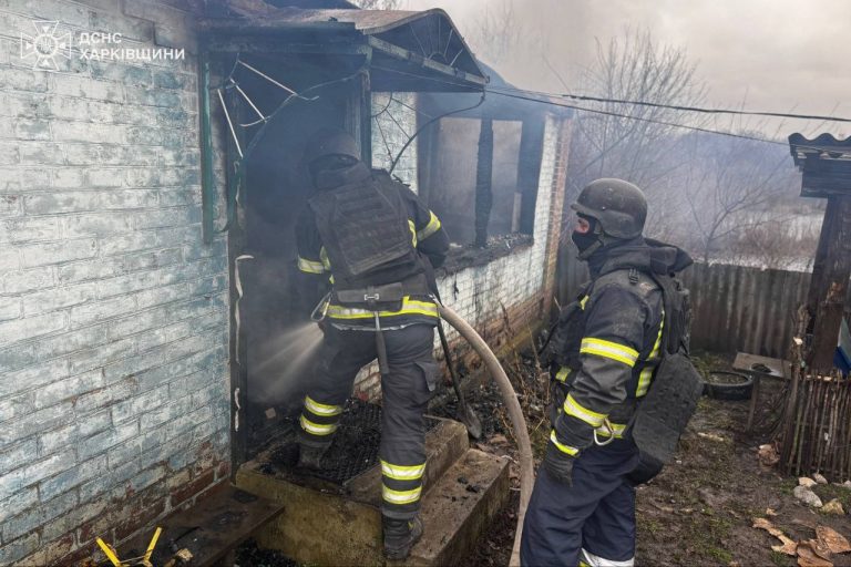 На Харківщині горів будинок через удар БпЛА (фото)