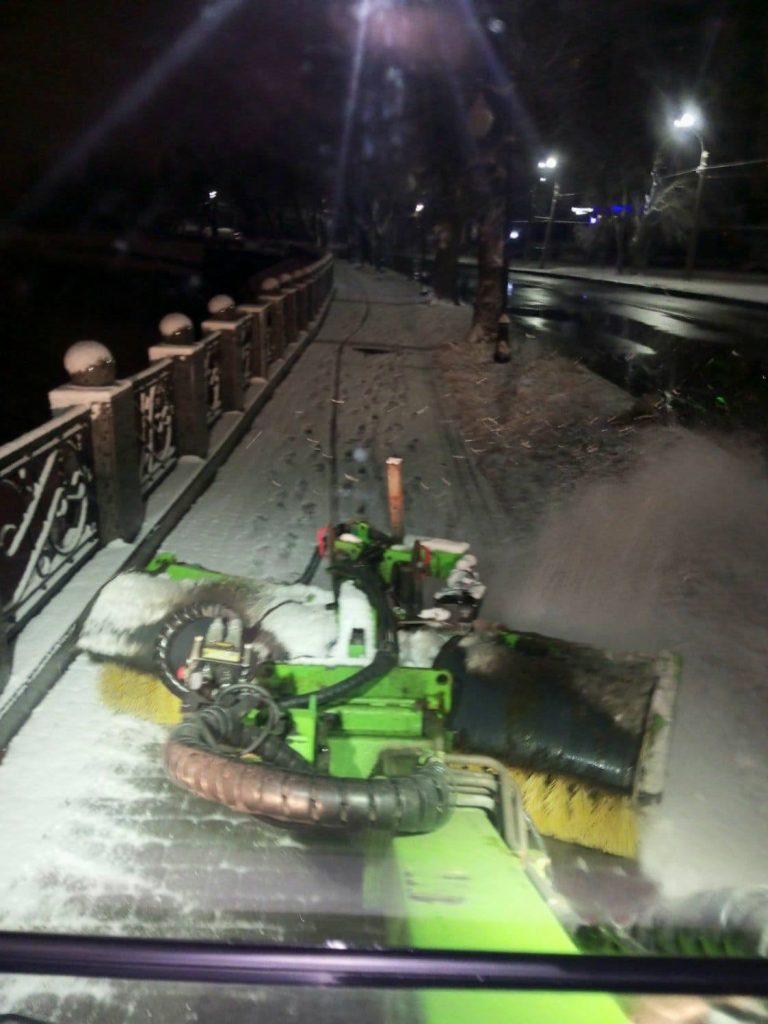 Первій снег в Харькове расчищают коммунальщики