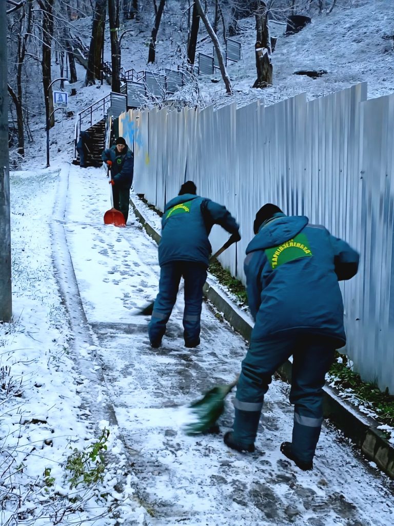 Первій снег в Харькове расчищают коммунальщики