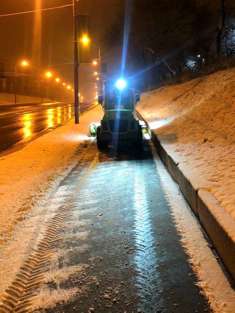 Первій снег в Харькове расчищают коммунальщики