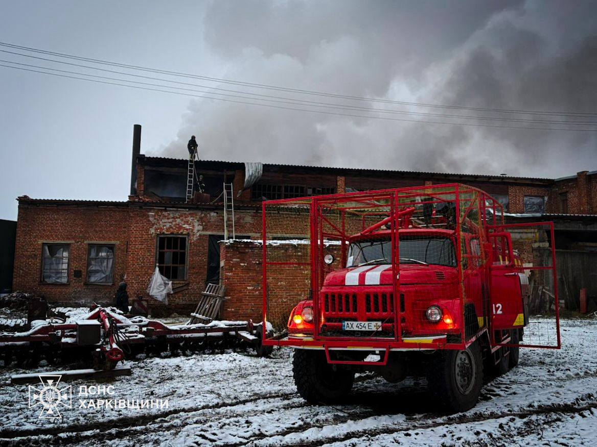 Утром россияне атаковали село на Харьковщине – начался пожар (фото)