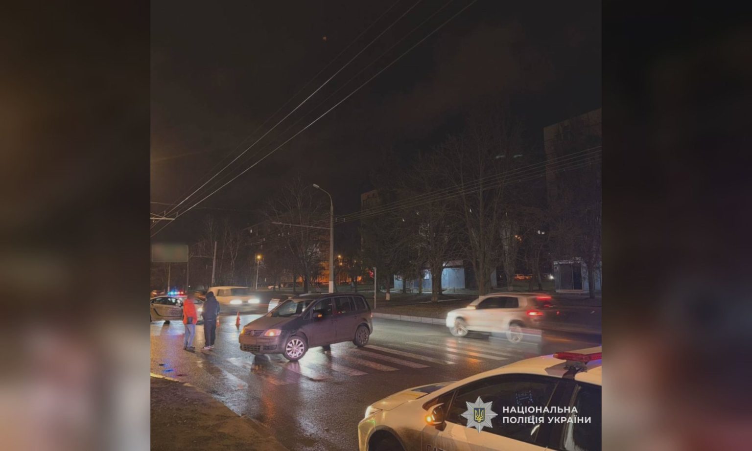 В Харькове мужчина перебегал дорогу и попал под колеса Volkswagen (фото)