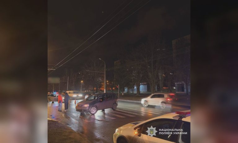 В Харькове мужчина перебегал дорогу и попал под колеса Volkswagen (фото)