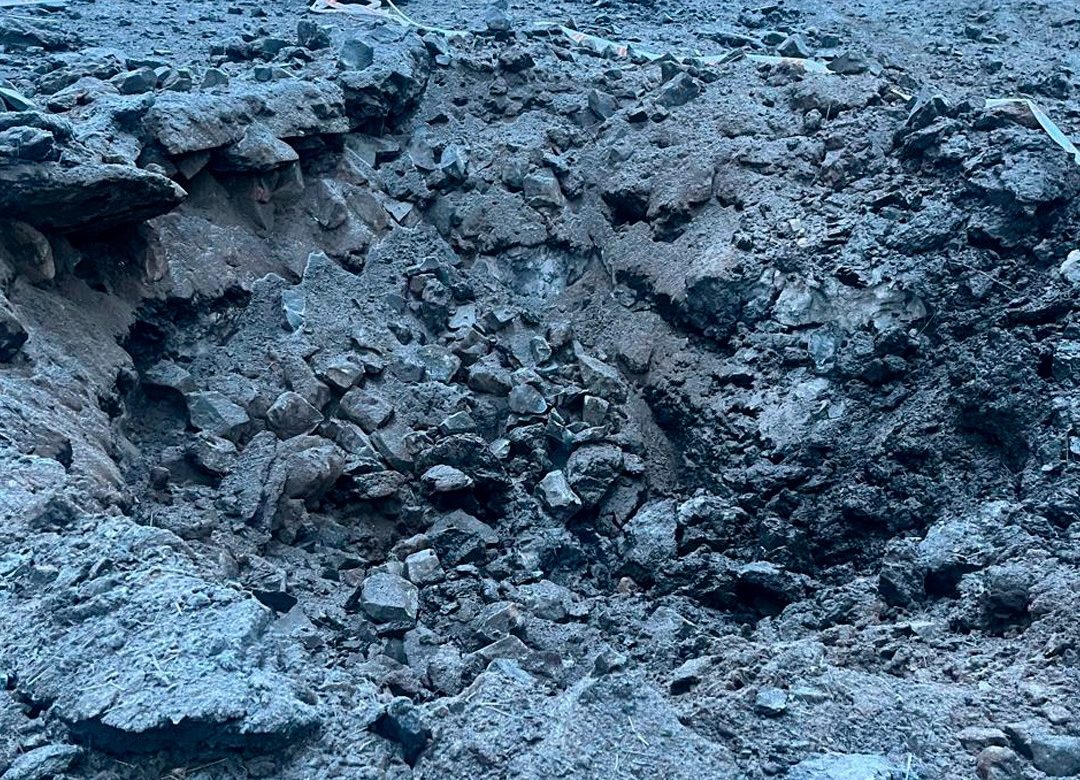 Удар ракеты по трассе около Золочева: дорожники ликвидировали разрушения