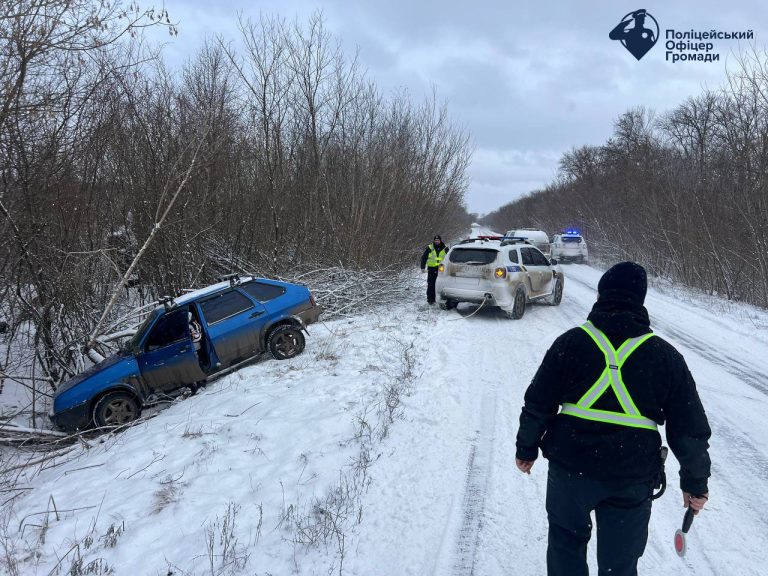 Харьковщину засыпало снегом: копы помогли водителю легковушки (фото, видео)