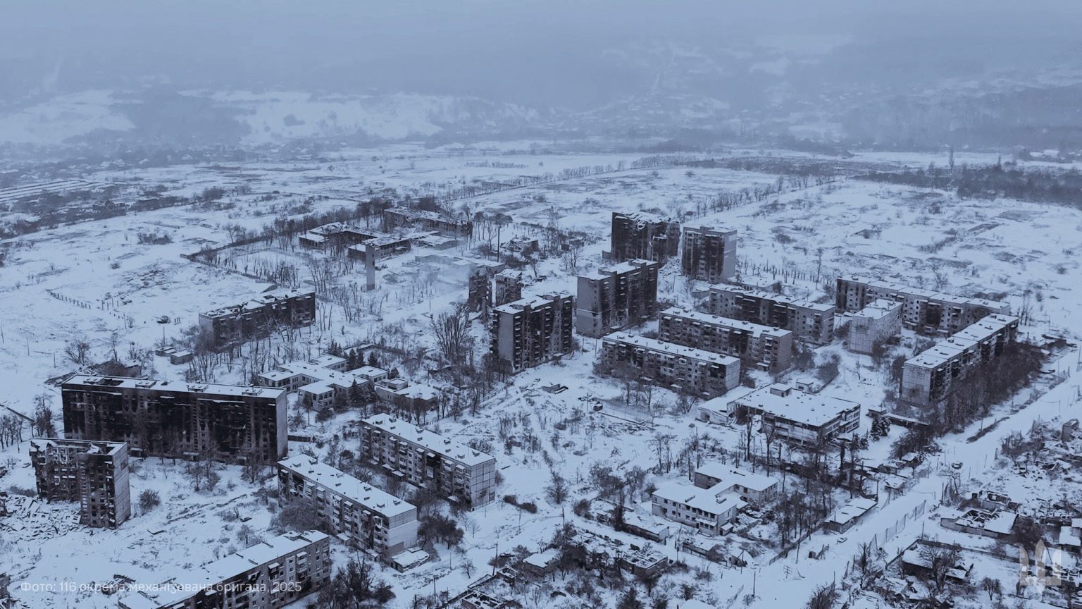 Зруйнований засніжений Куп’янськ: військові показали кадри з висоти (фото)