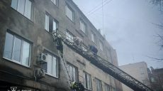 Пожар в Лозовой: одна женщина пострадала, 15 человек спасли (фото)