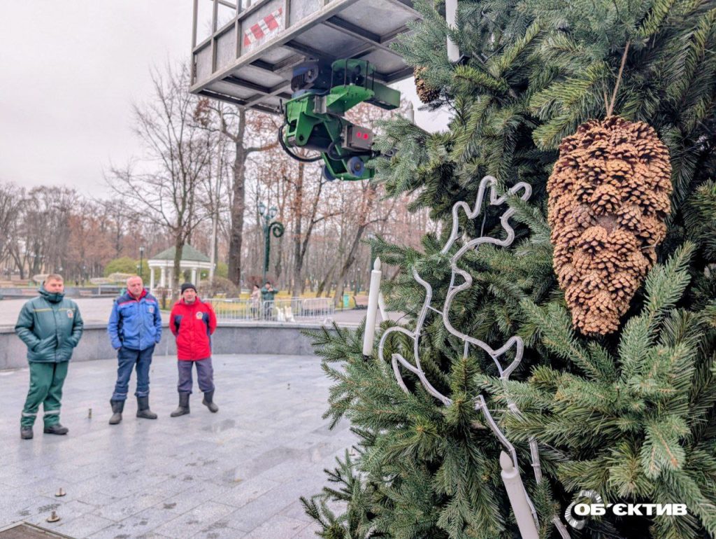 Вбирають ялинку в Харкові 5