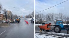 Воронку от удара КАБа на дороге в Харькове уже засыпали и асфальтируют (фото)