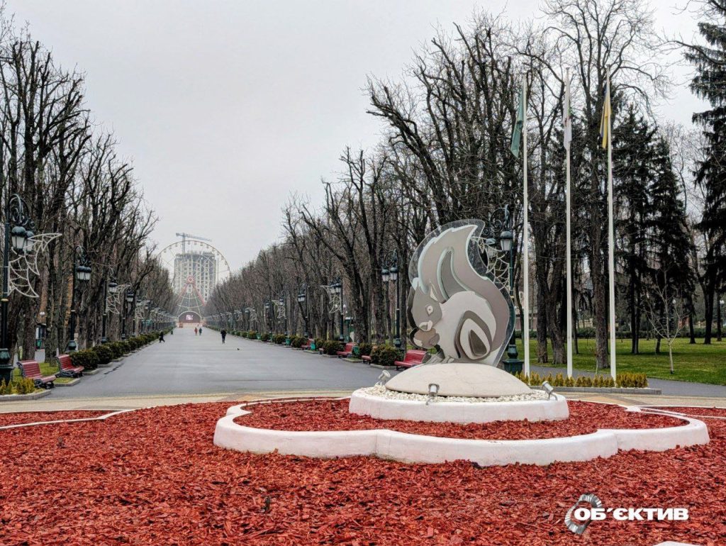 Центральна алея Центрального парку у Харкові, білка