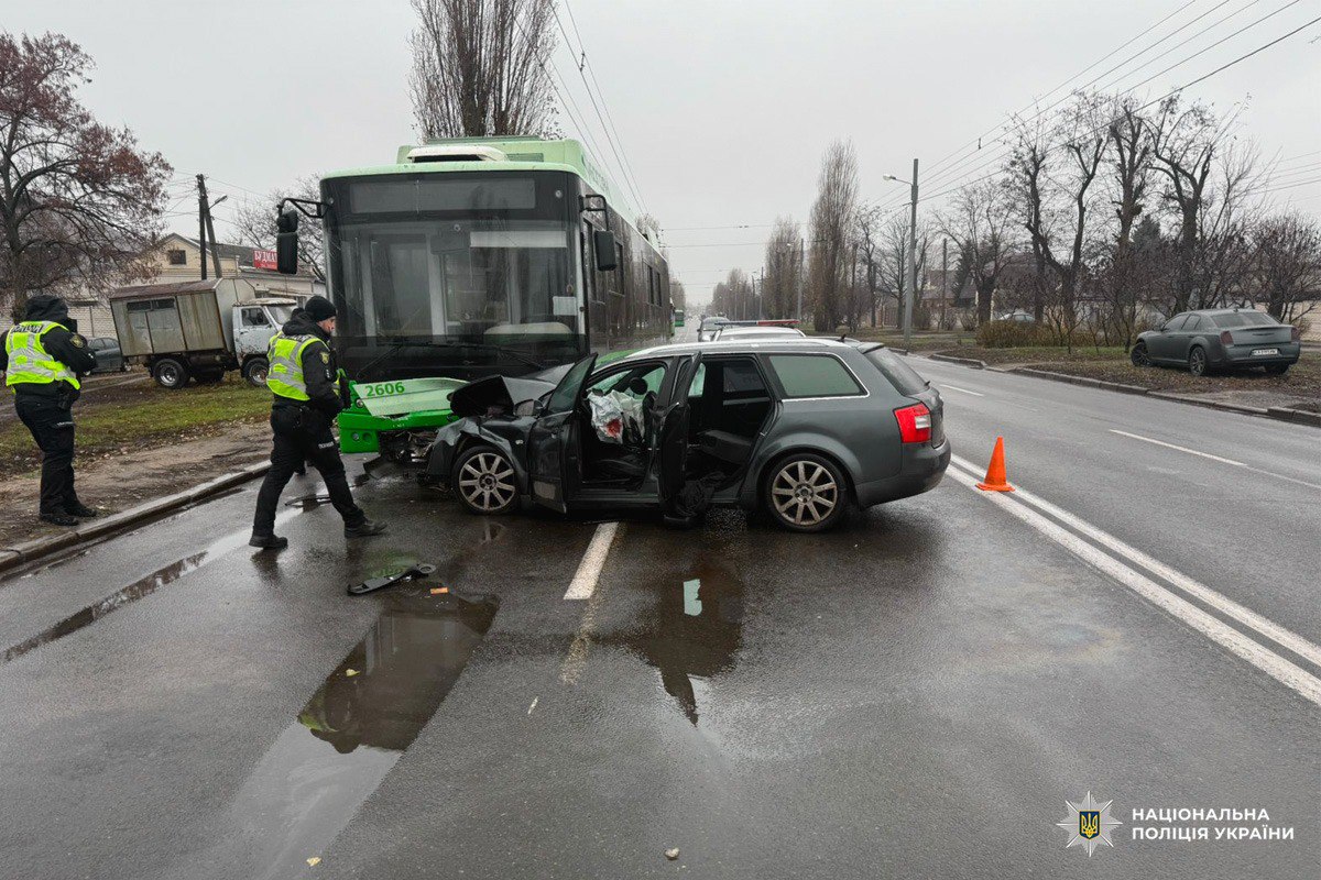 Пострадали три человека: авария с троллейбусом произошла утром в Харькове