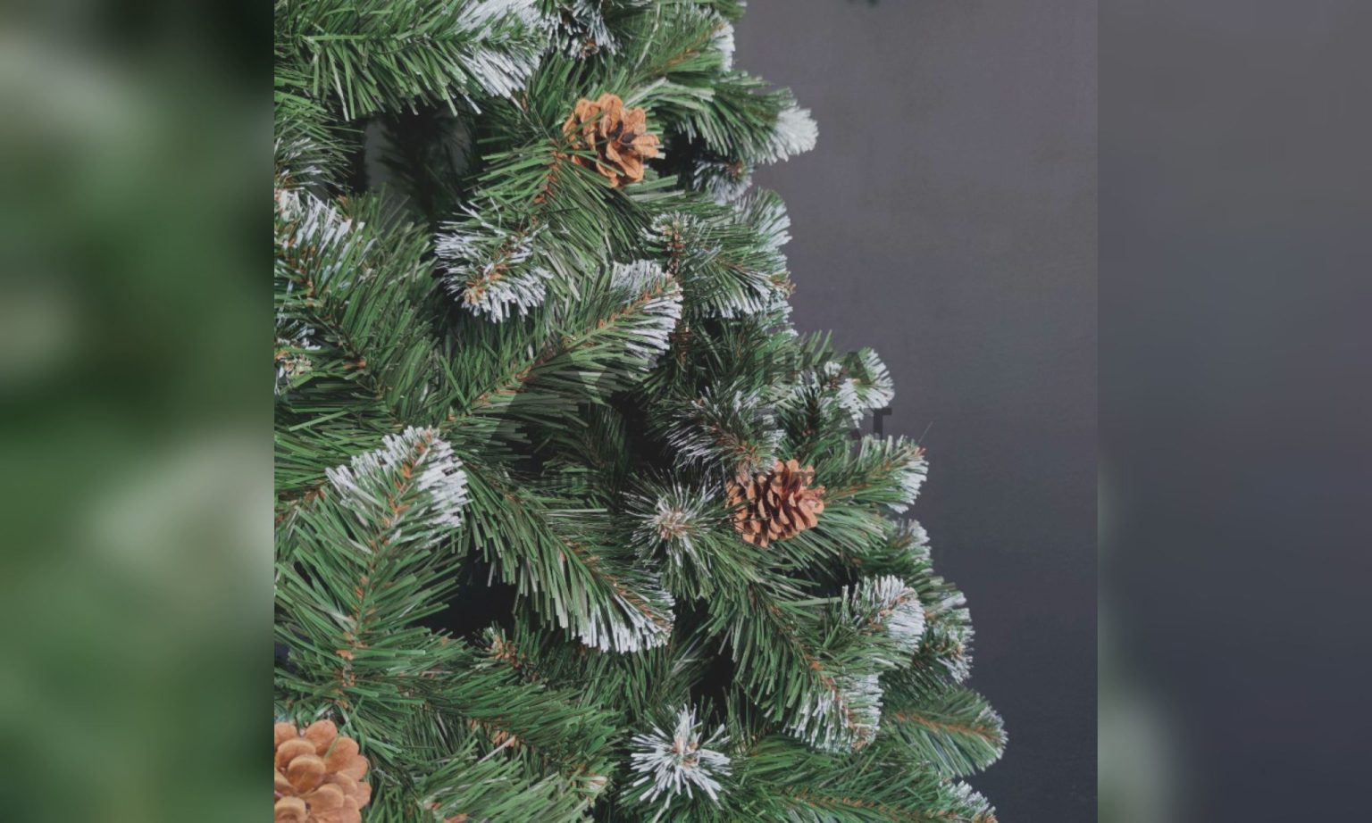 Сколько в Харькове стоят искусственные елки: цены за год выросли – мэрия