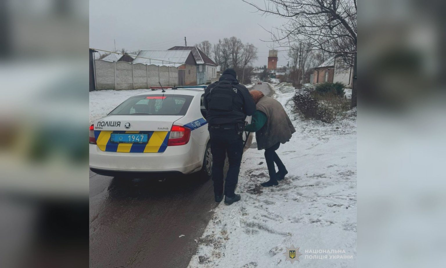 Шла без обуви: полицейские помогли пенсионерке на Харьковщине