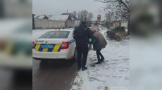 Шла без обуви: полицейские помогли пенсионерке на Харьковщине