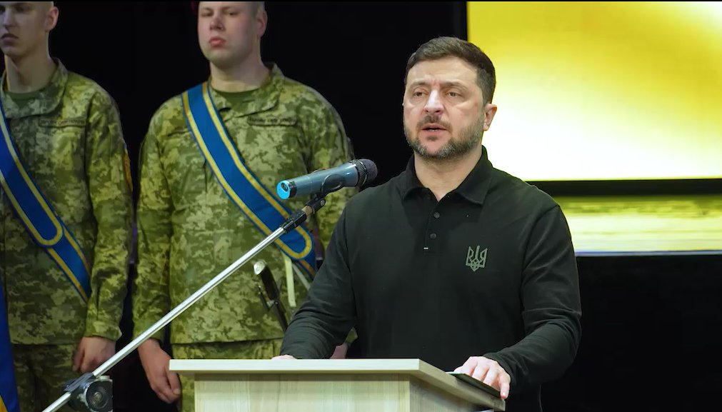 «Украина делает все, чтобы завершить войну достойно» — Зеленский в Купянске 📹