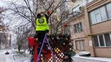 Коммунальщики украсили дворы к Рождеству в одном из районов Харькова (фото)