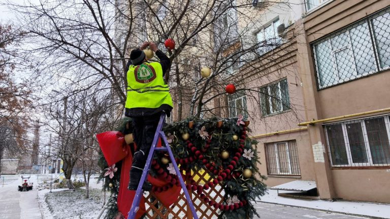 Комунальники прикрасили двори до Різдва в одному з районів Харкова (фото)