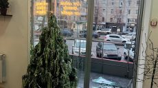 Мужчина варварски изуродовал вход в магазин в центре Харькова