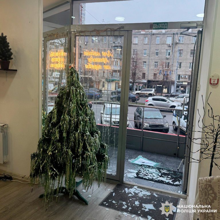Мужчина варварски изуродовал вход в магазин в центре Харькова