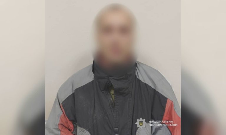 На вулиці в Харкові пограбували жінку, яка гуляла з дитиною