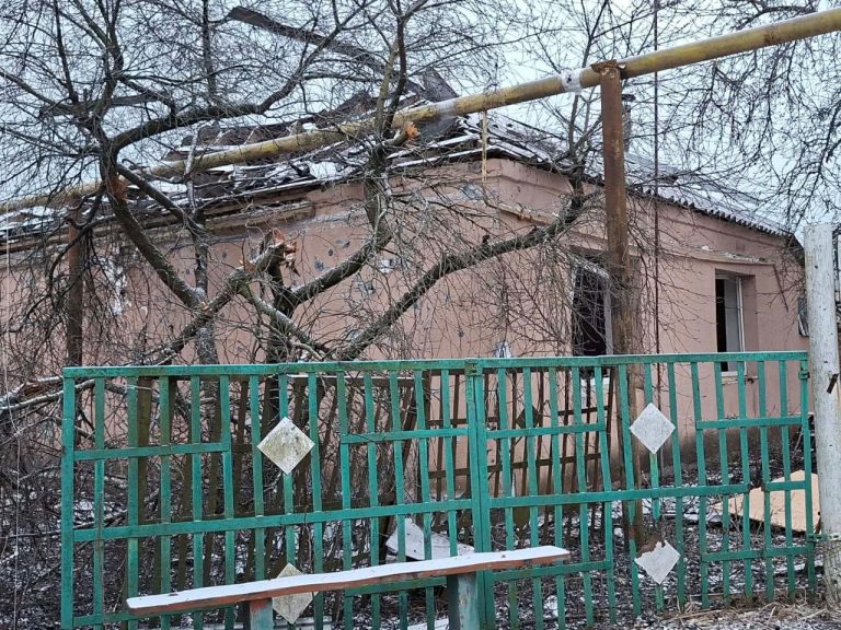 Ракетой ударили россияне по селу в Харьковской области