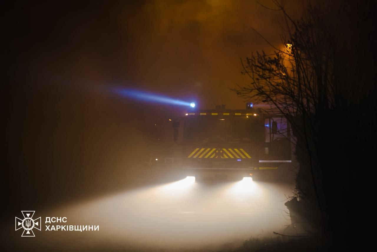 Масштабное возгорание на предприятии в Харькове тушит пожарный поезд (фото)