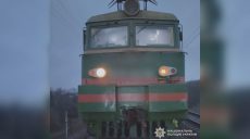 Машиніст загальмував, але було пізно: молода жінка загинула на Харківщині