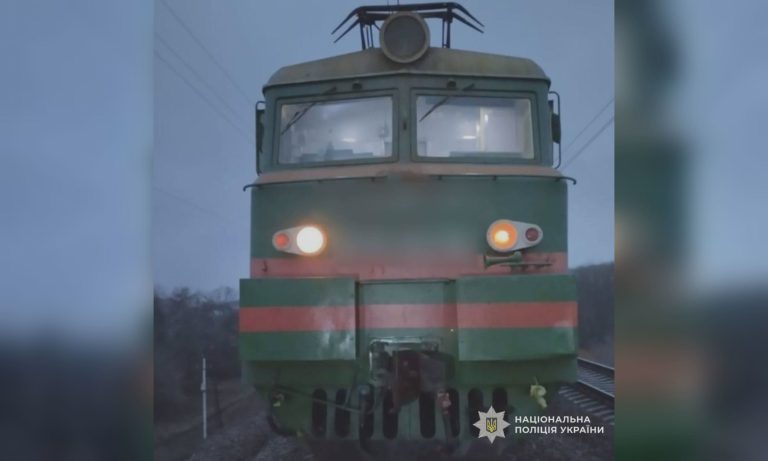 Машинист затормозил, но было поздно: молодая женщина погибла на Харьковщине