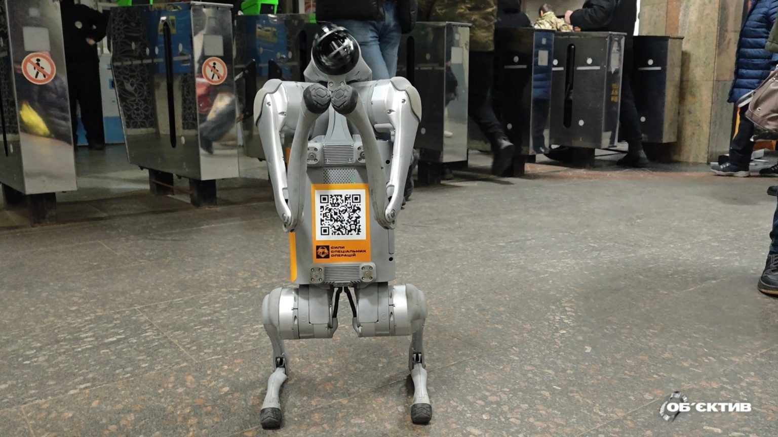 Робота заметили в метро Харькова: что известно (видео)