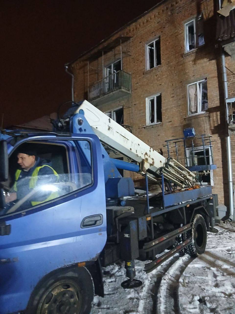 В Харькове забивают окна после удара КАБом 26 декабря 2