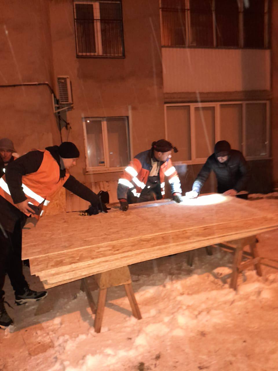 В Харькове забивают окна после удара КАБом 26 декабря 2025 2