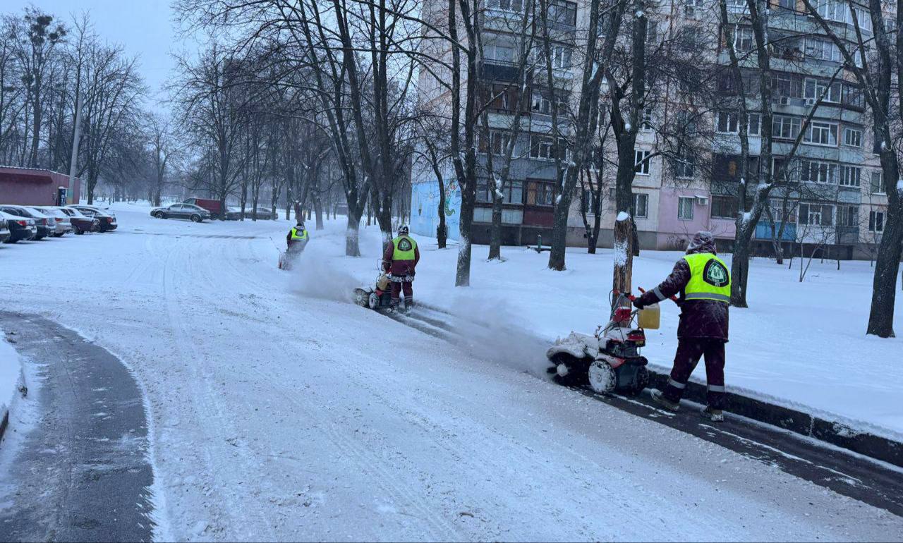 У Харкові розчищають сніг