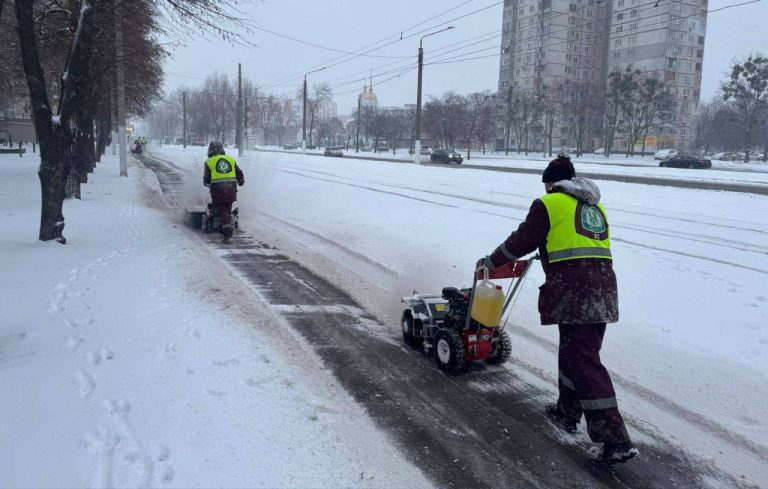Снег расчищают в Харькове: за трое суток вывезли больше 1000 кубометров 📹