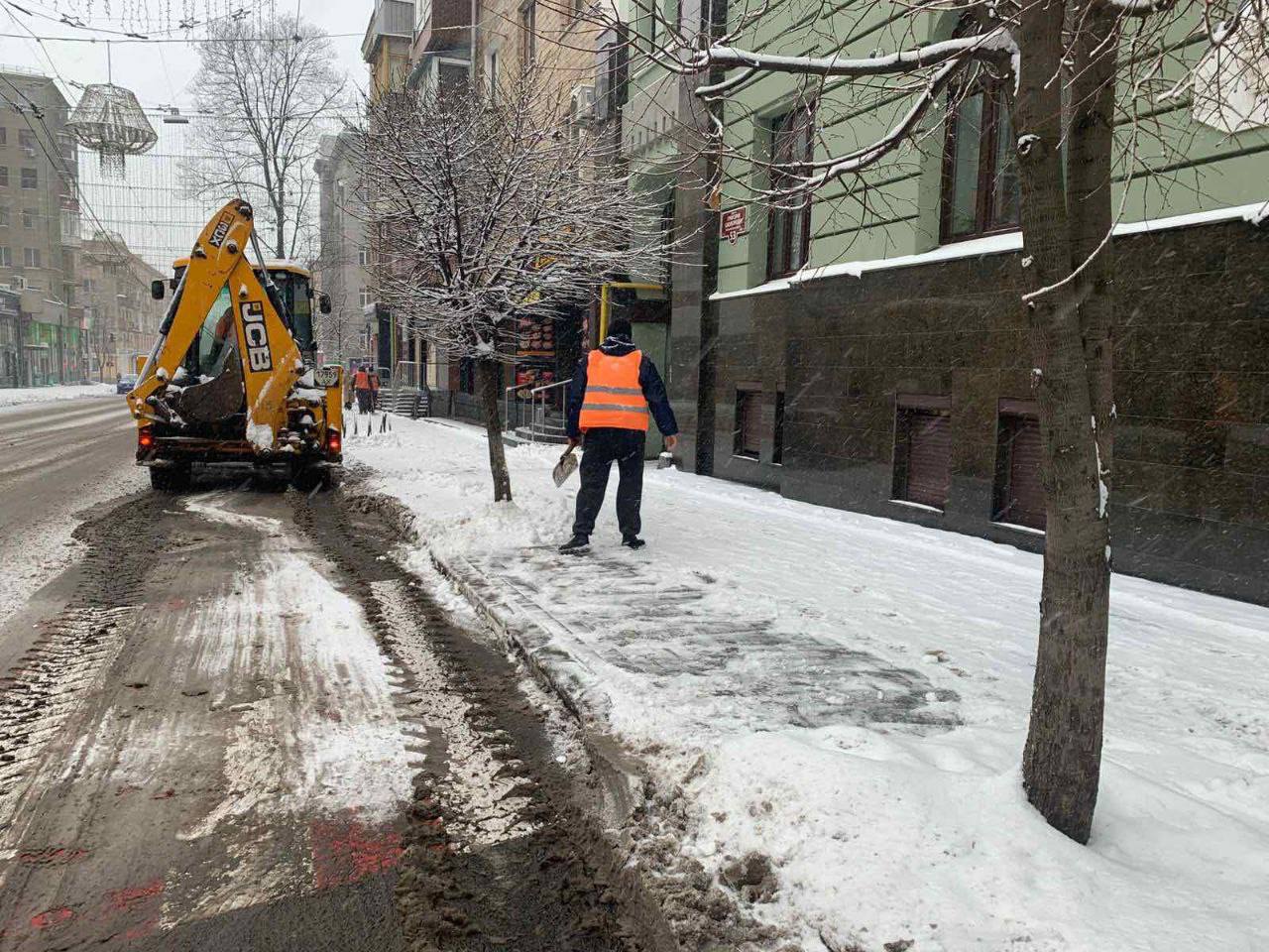 У Харкові розчищають сніг 4