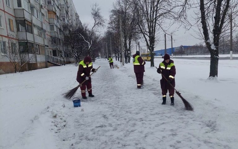 Почти 2 тысячи коммунальщиков убирают снег в Харькове (фото)