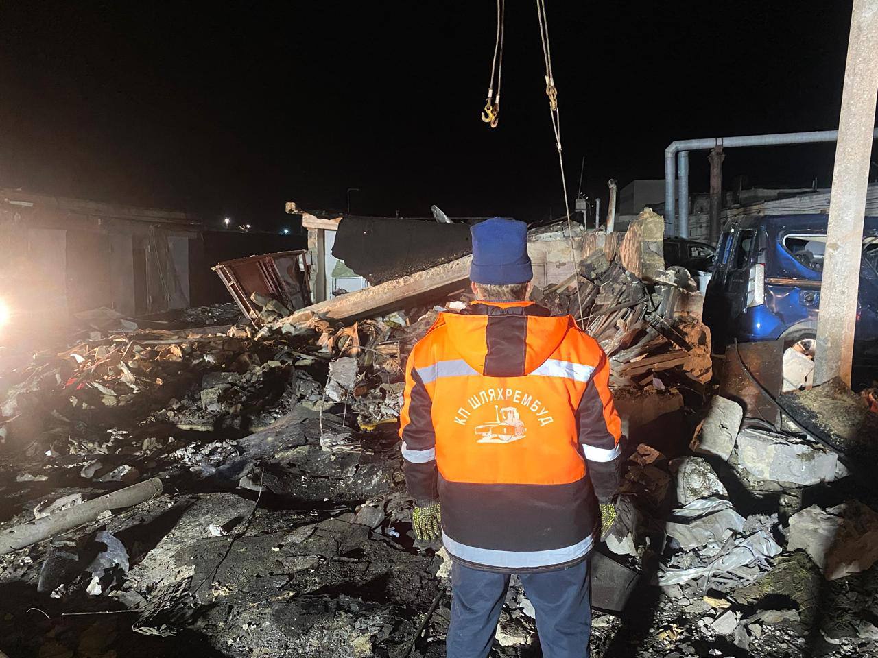 Під завалами можуть бути двоє. В Харкові – пошукові роботи на місці вибуху