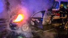 Зіткнулися трамвай та іномарка – пожежа спалахнула на проспекті в Харкові 📹